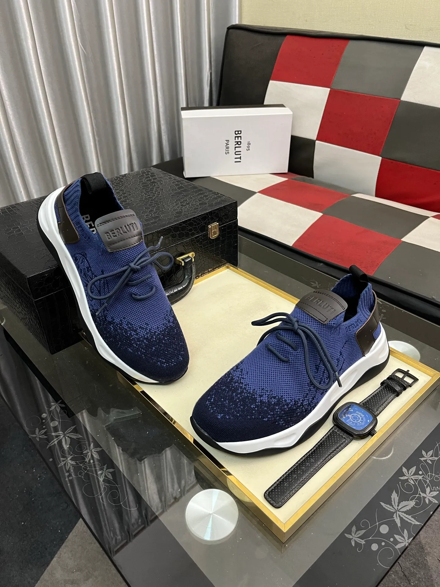 Men's Men's Shoes 💰400⌚️⌚️Berlut* France's top men's shoes, Berluti brand broke the rules in its first show and launched a new Edge shoe last. This model is hand-crafted with exquisite and fashionable fly-woven cowhide, a water-dyed cowhide lining, and an original color-blocked lightweight and wear-resistant rubber sole. This bold improvement of the iconic shoe last is of great significance to the creative work of its unique shape and edge width. On Alessandro shoes, this sharp-edged silhouette is made more see-through through Kris' bold and professional new Cloudy dyeing, making it classic and fashionable! Size: 38-46